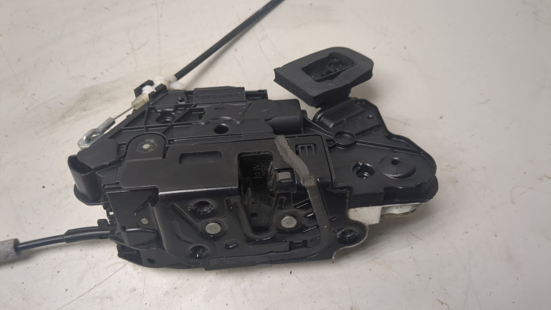 Замок двери передней правой