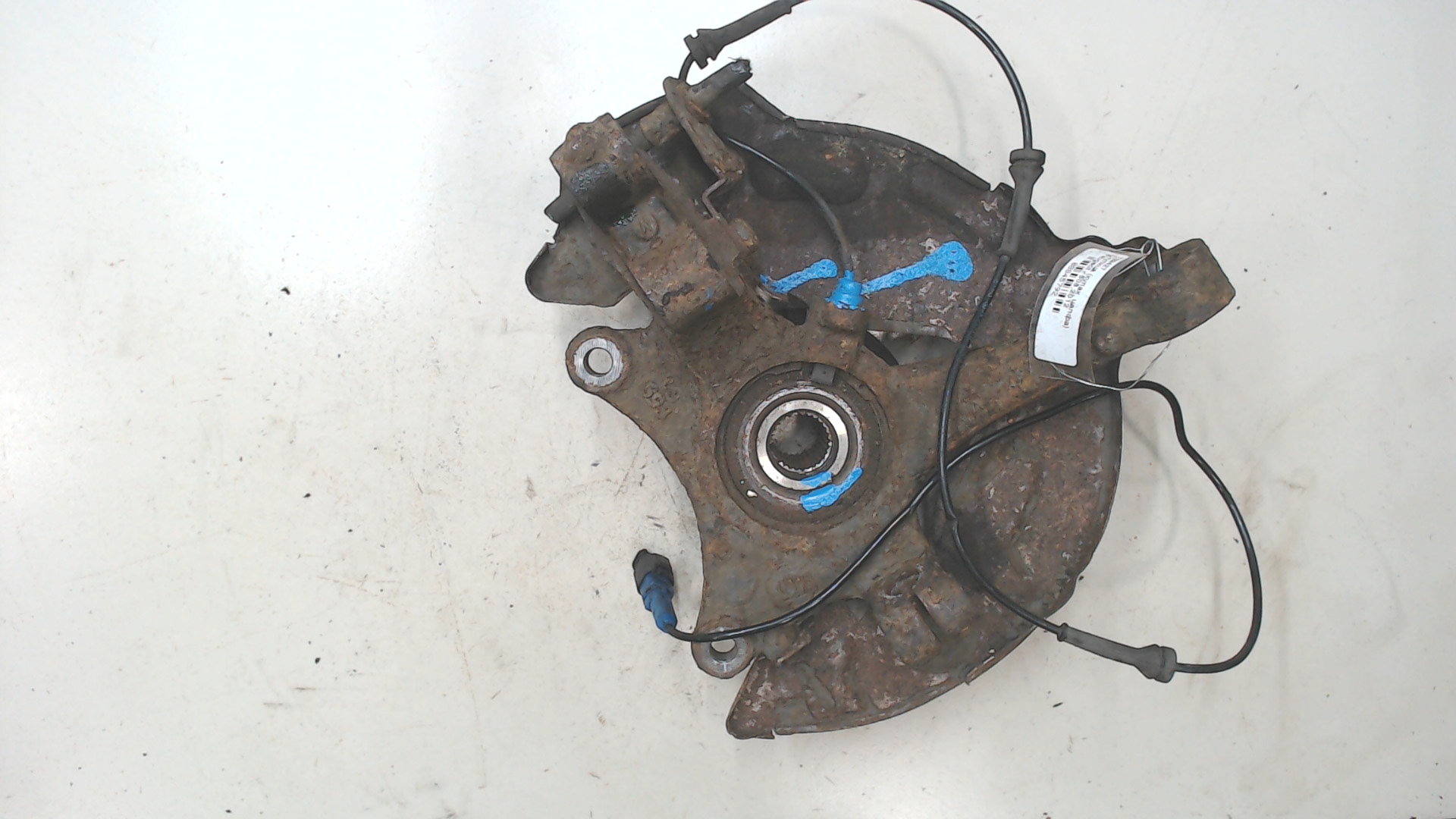 Кулак поворотный передний правый