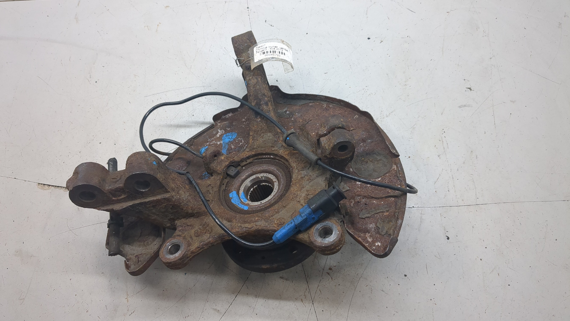 Кулак поворотный передний правый