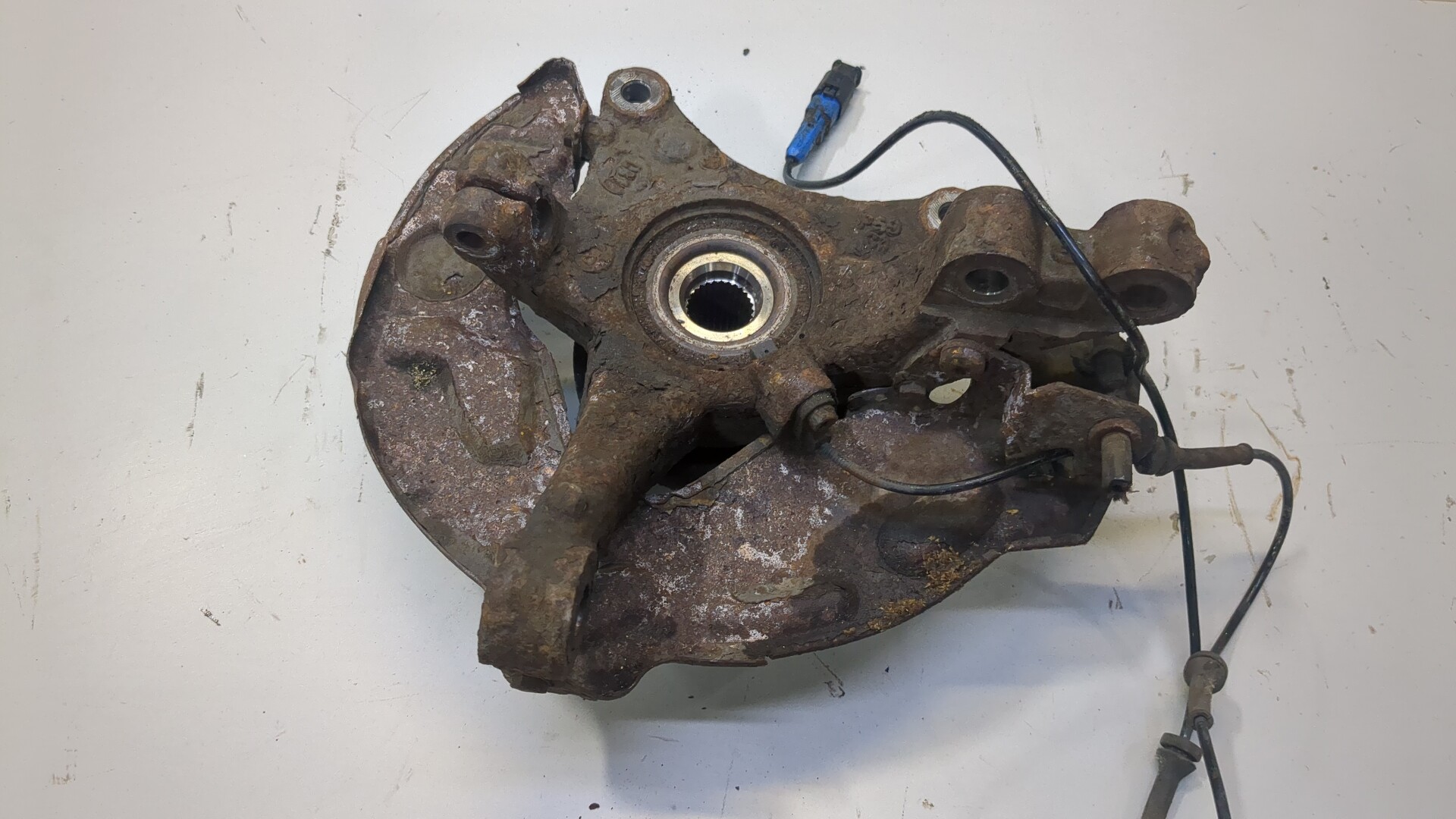 Кулак поворотный передний правый