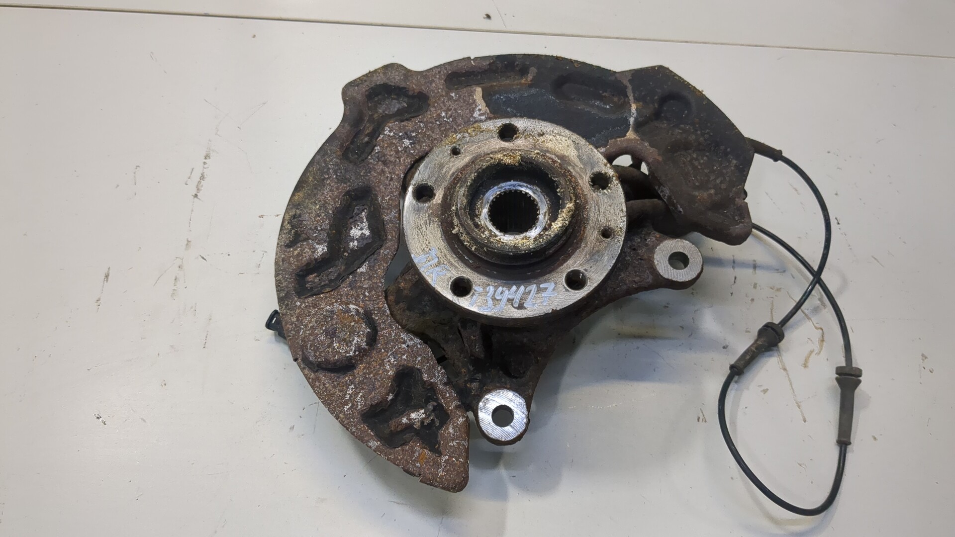 Кулак поворотный передний правый