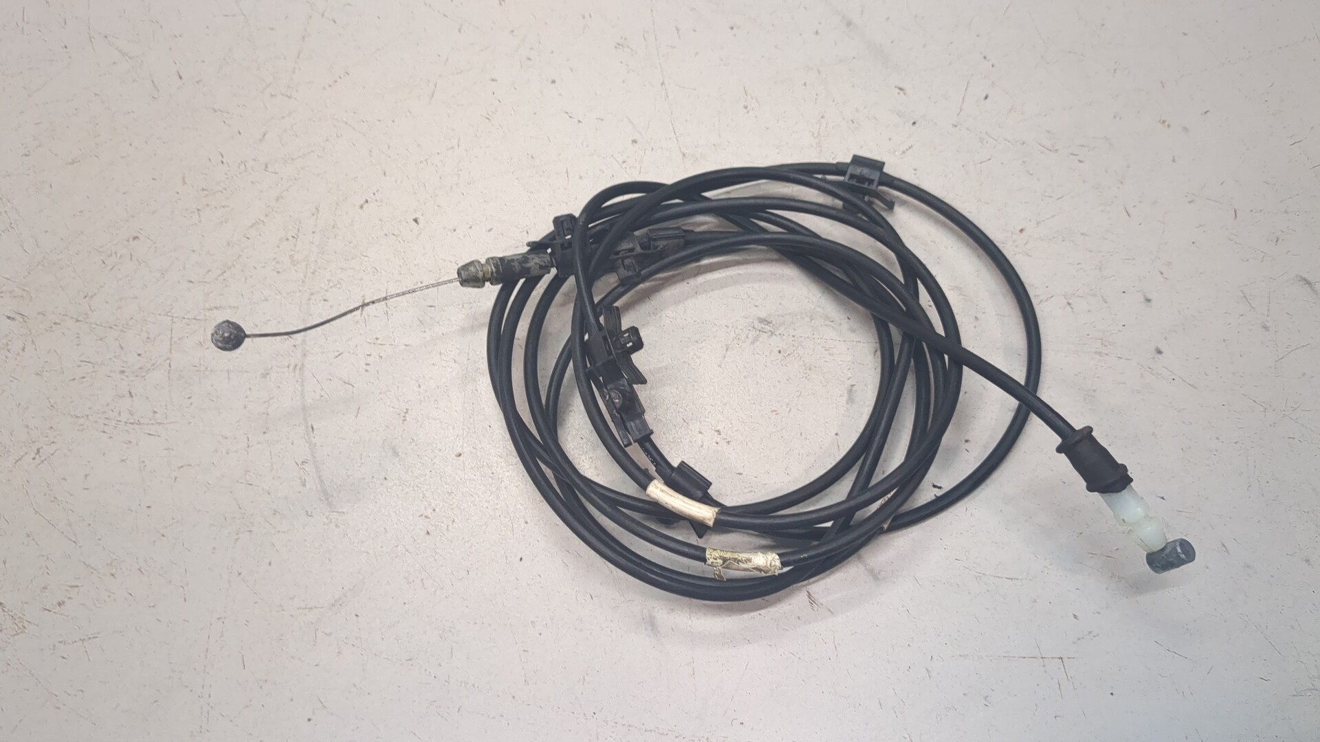 Трос открывания капота