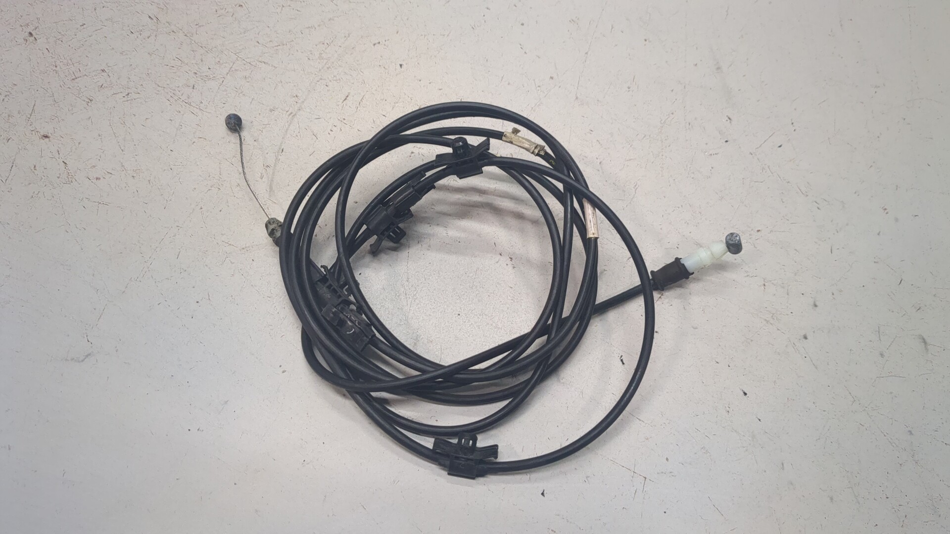 Трос открывания капота