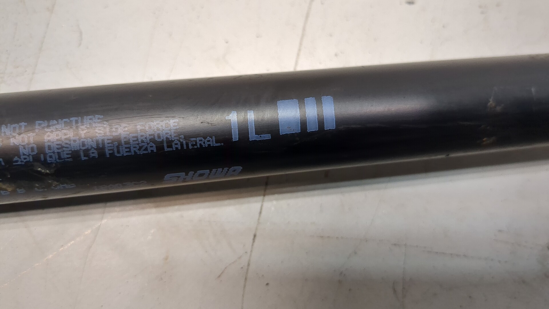 Амортизатор крышки багажника