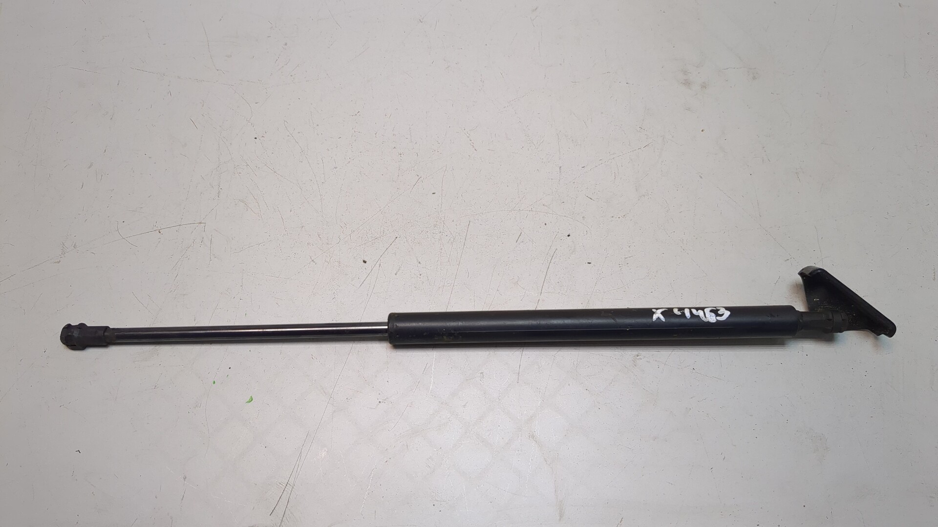 Амортизатор крышки багажника