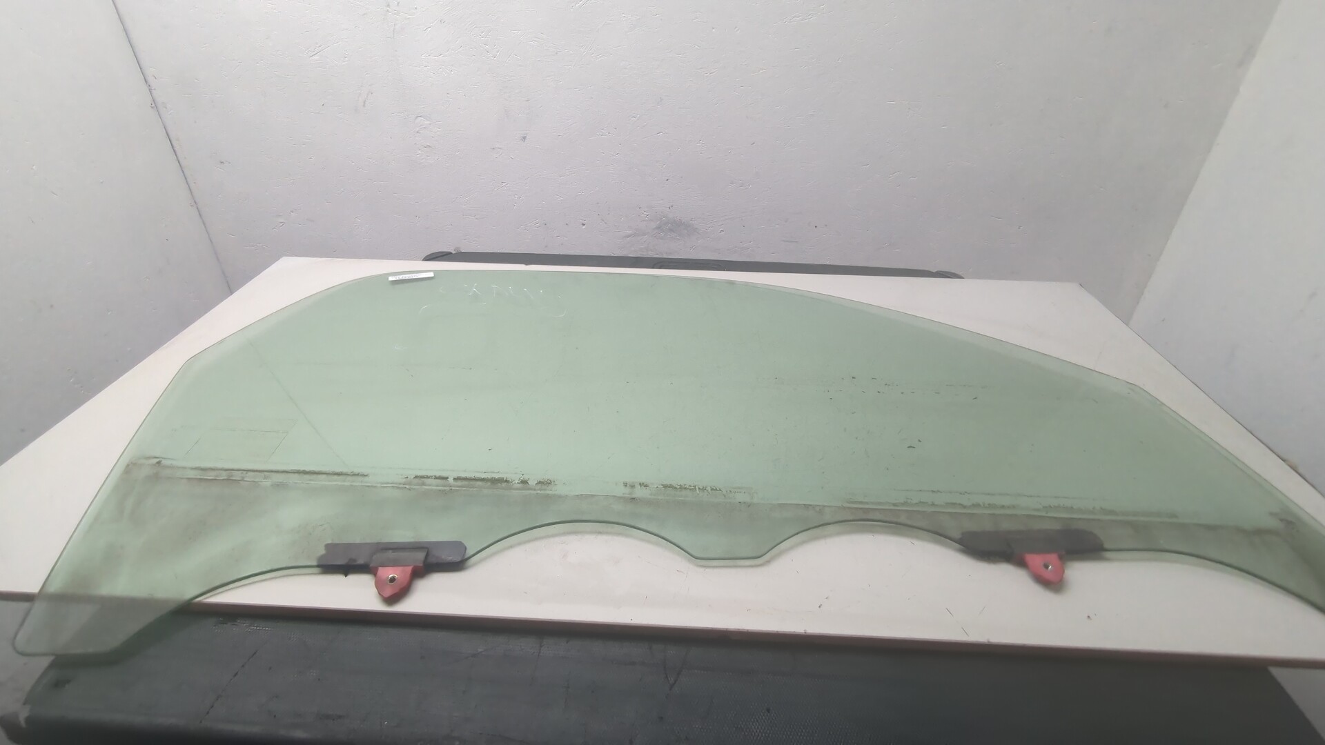 Стекло двери передней правой