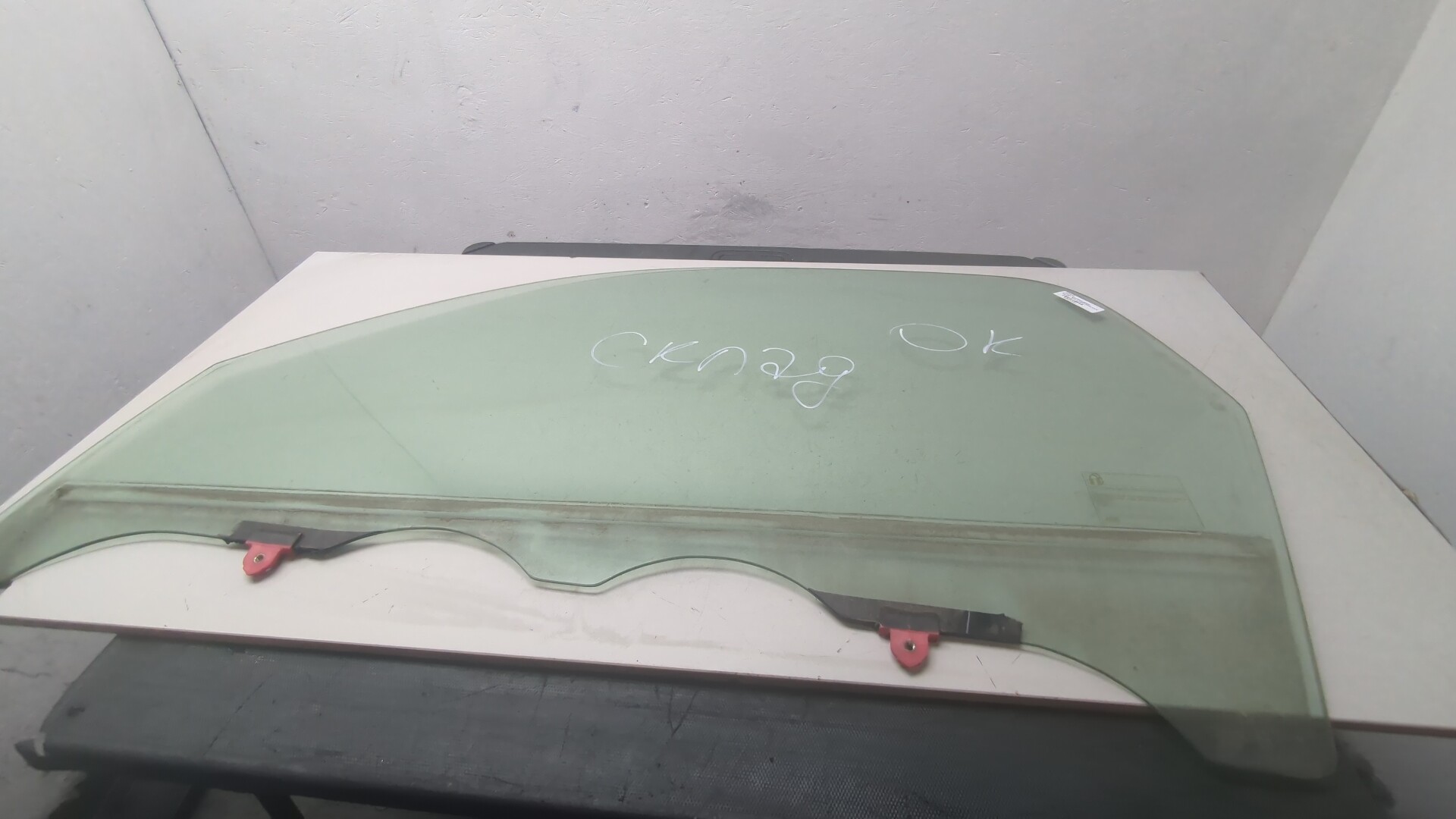 Стекло двери передней левой