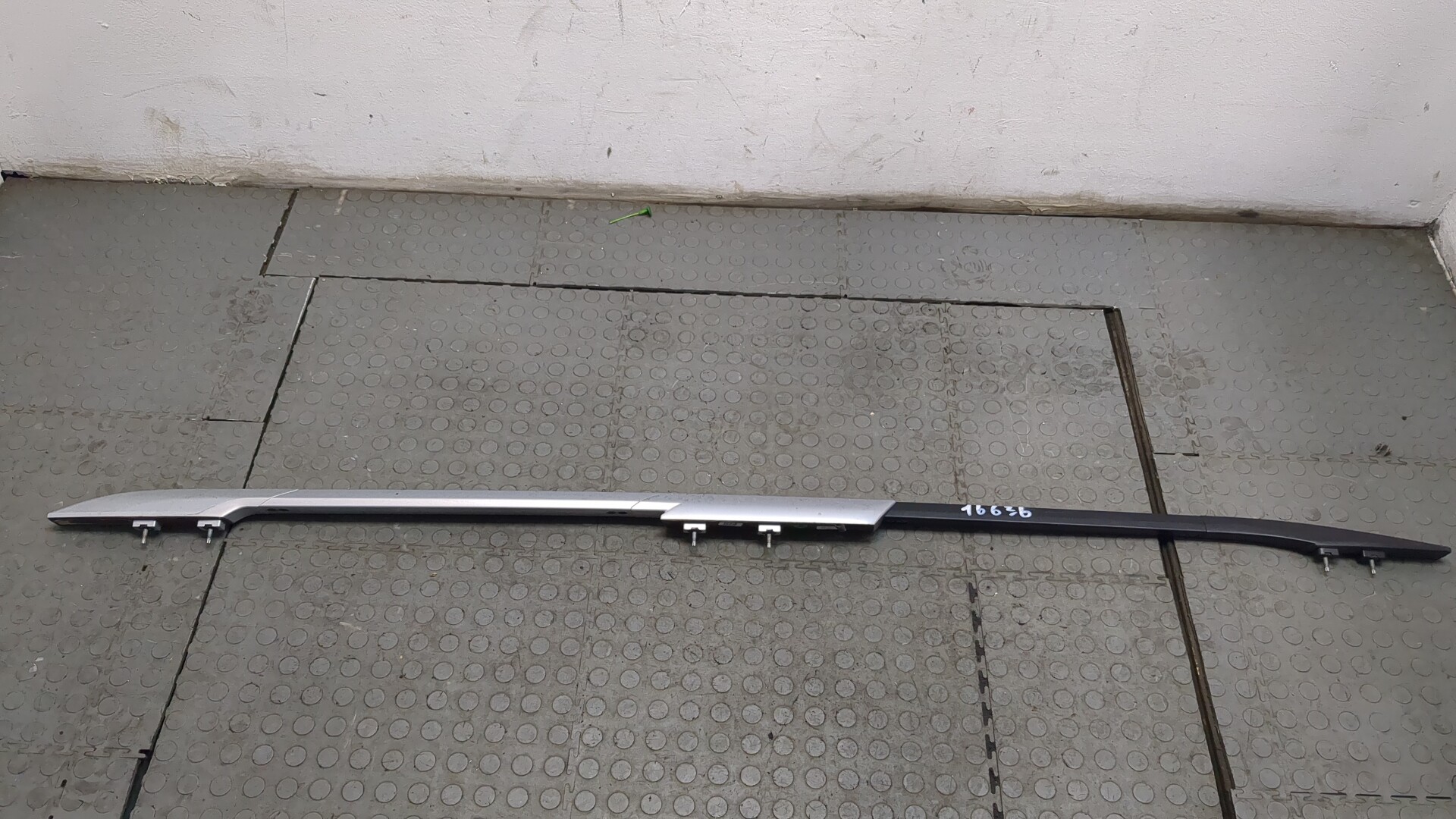 Рейлинг (релинг) правый (планка на крышу)