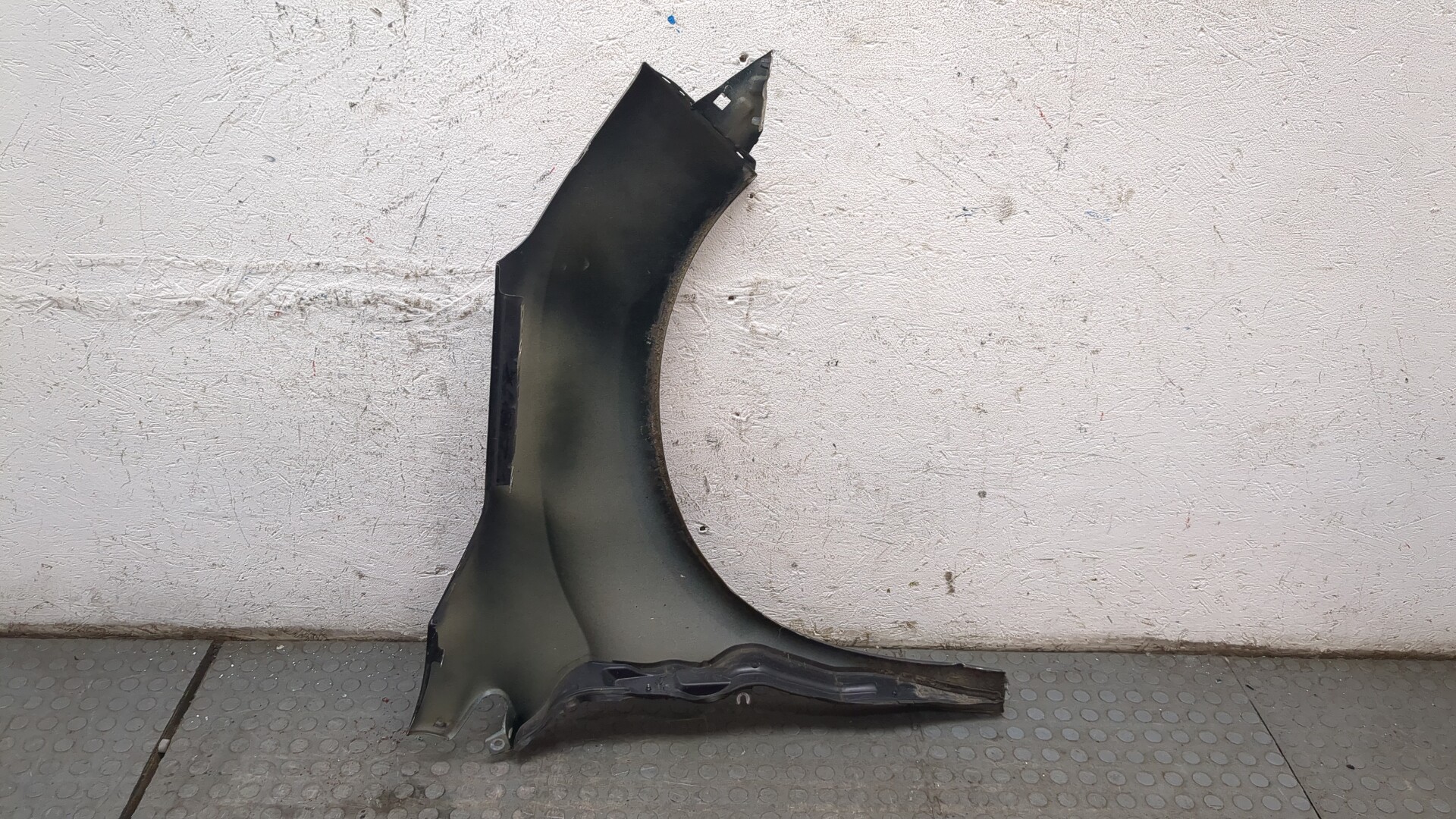 Крыло переднее левое