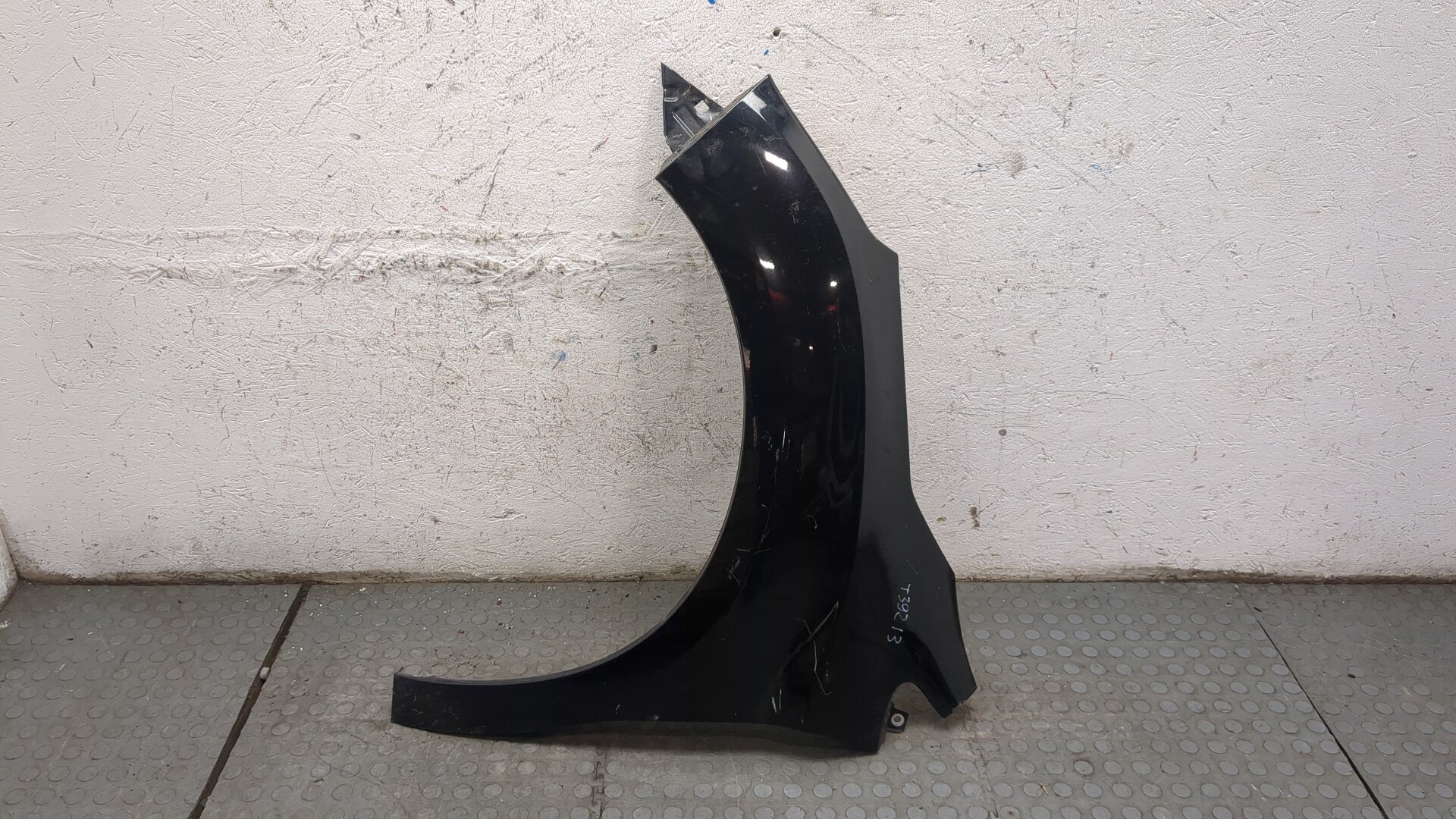 Крыло переднее левое