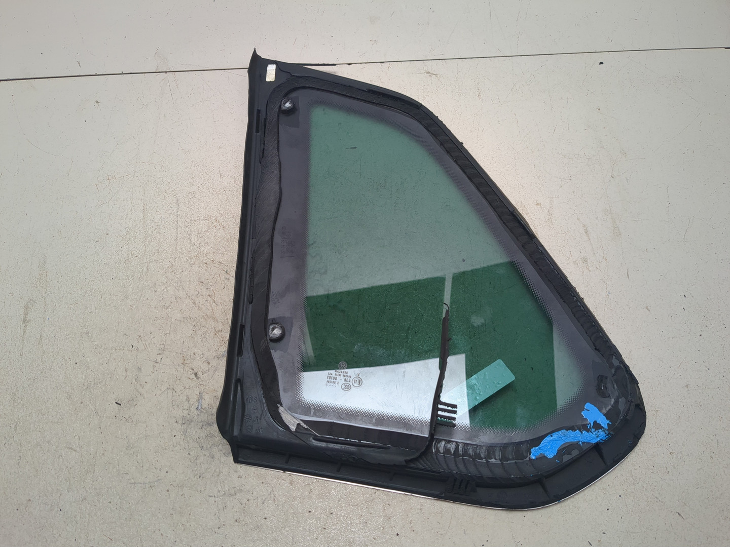 Стекло кузовное глухое правое