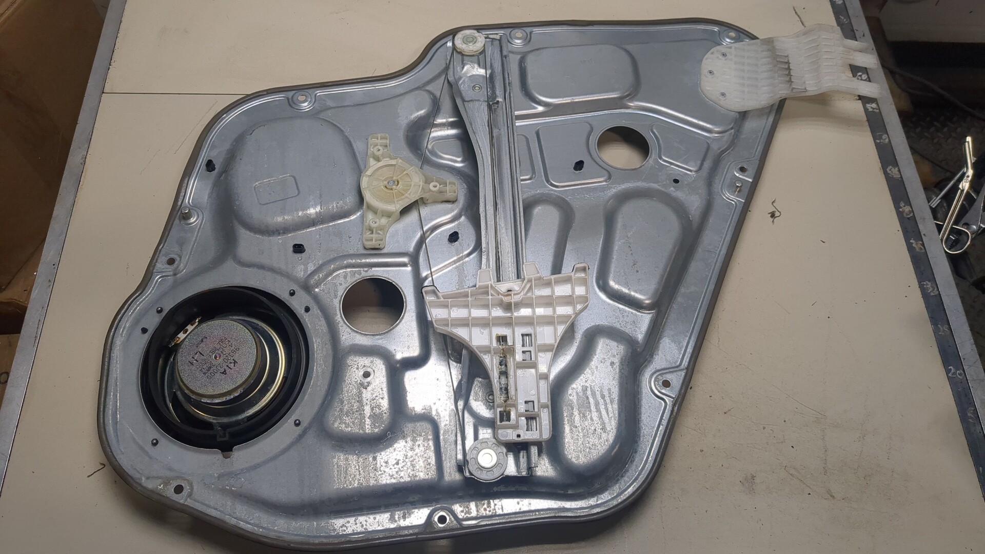 Стеклоподъемник электр. задний левый