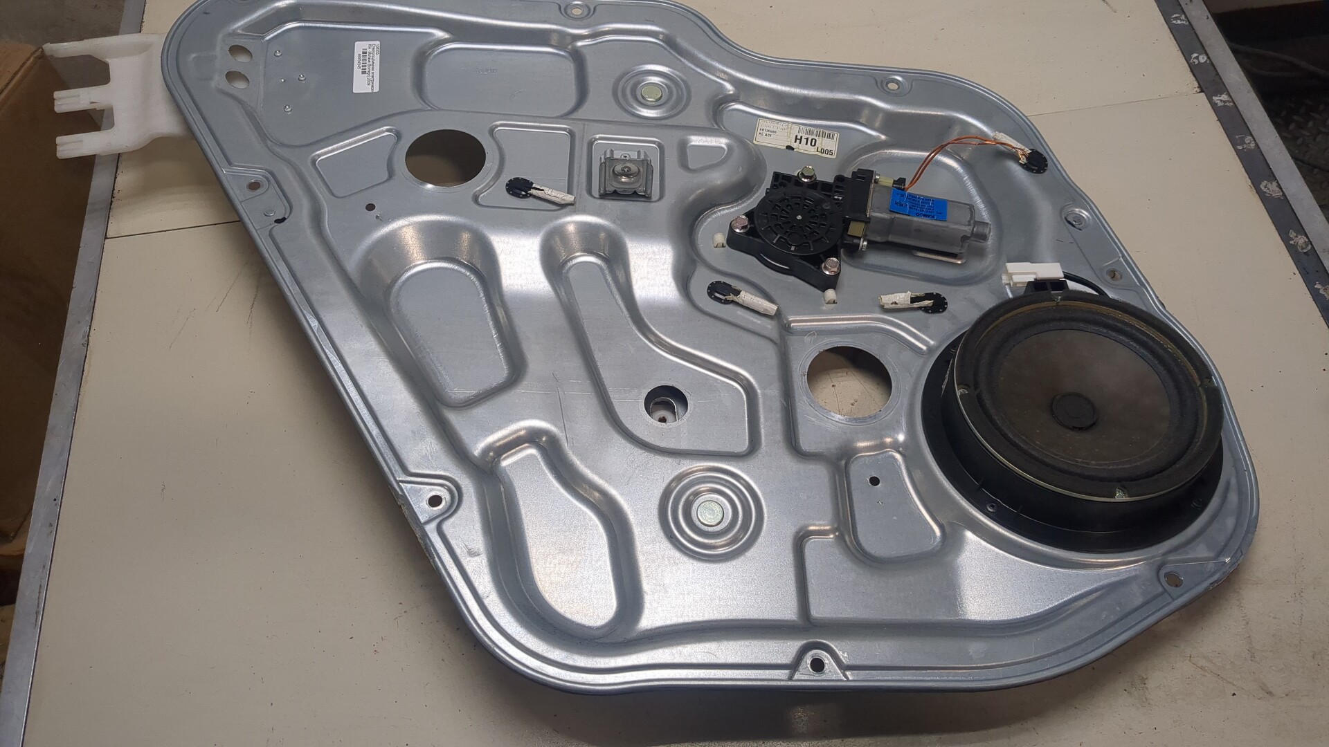 Стеклоподъемник электр. задний левый