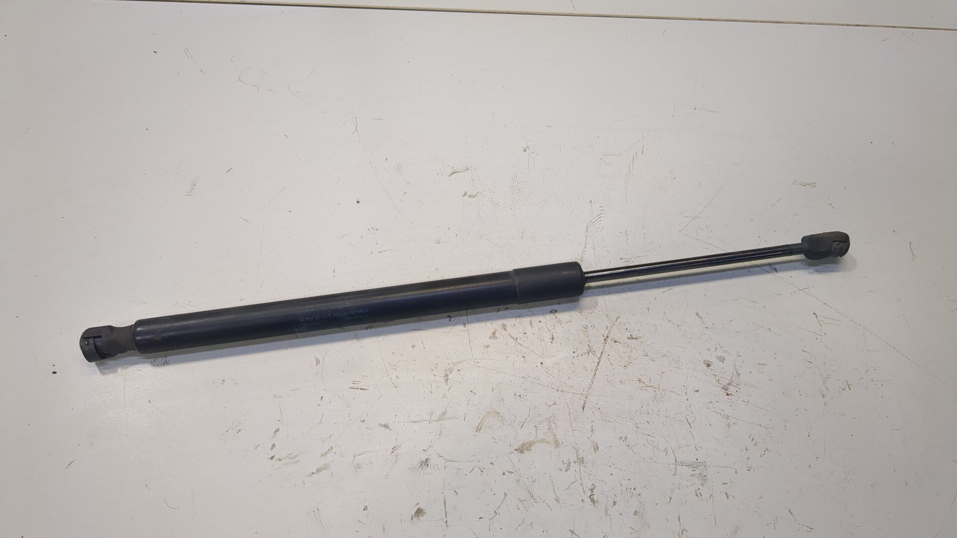 Амортизатор крышки багажника