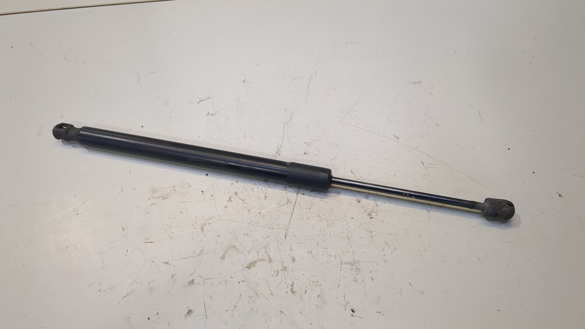 Амортизатор крышки багажника