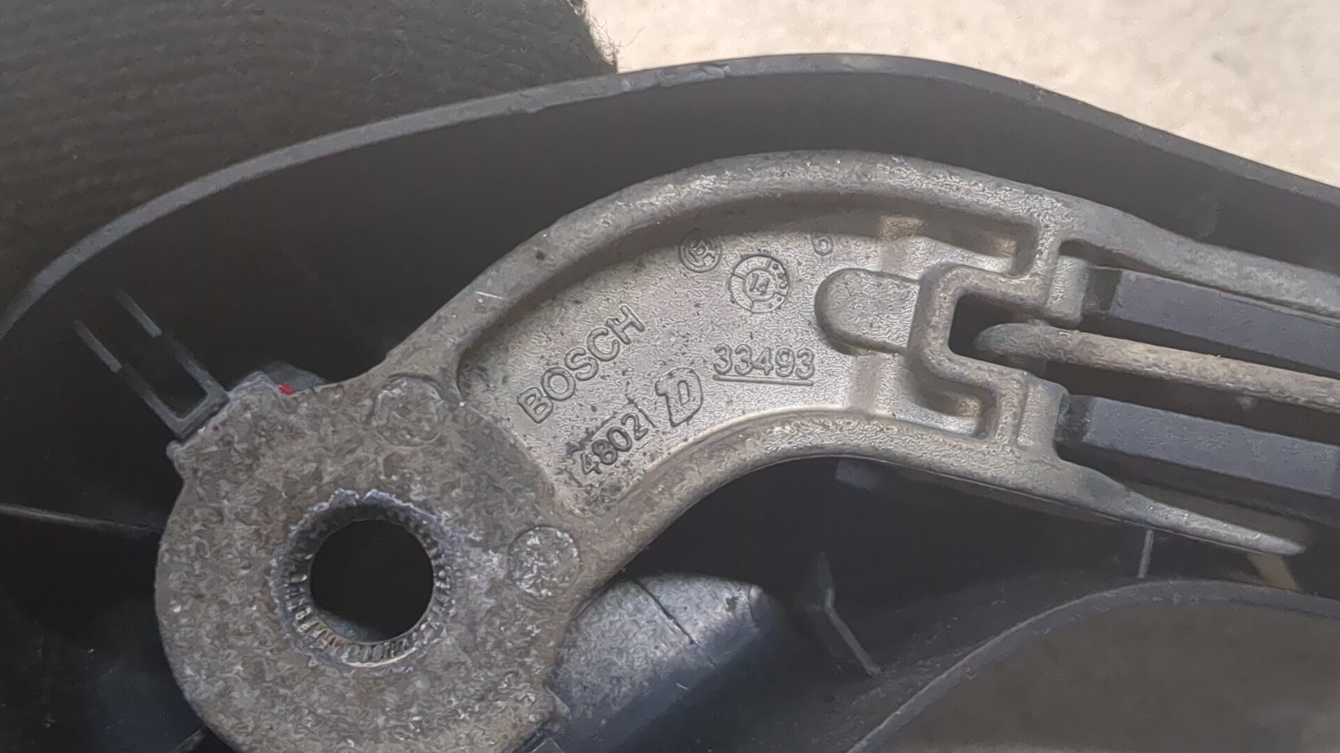 Поводок стеклоочистителя заднего