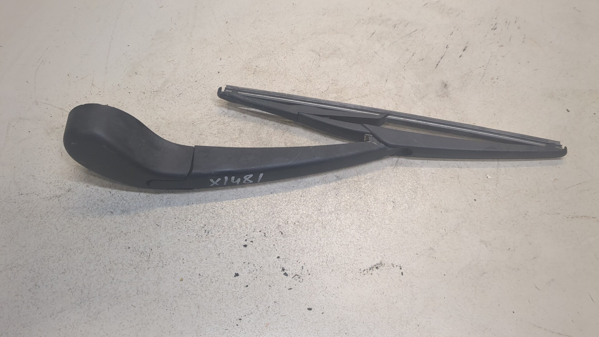 Поводок стеклоочистителя заднего