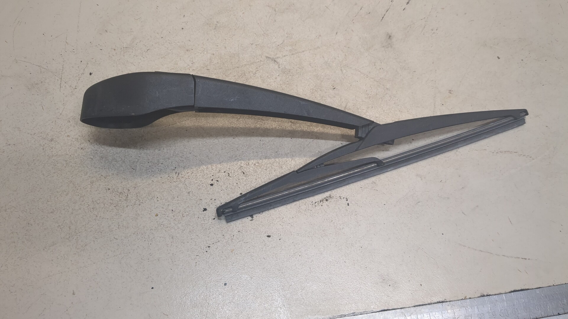 Поводок стеклоочистителя заднего