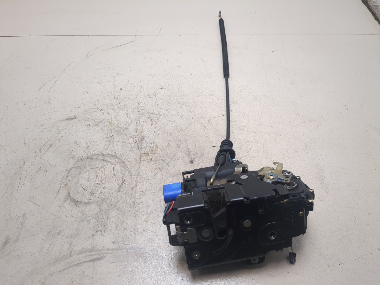 Замок двери передней правой