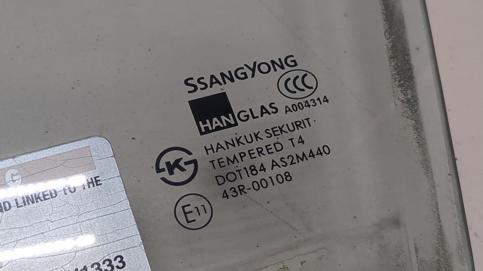 Стекло двери передней левой