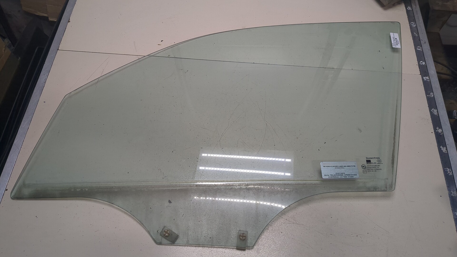 Стекло двери передней левой