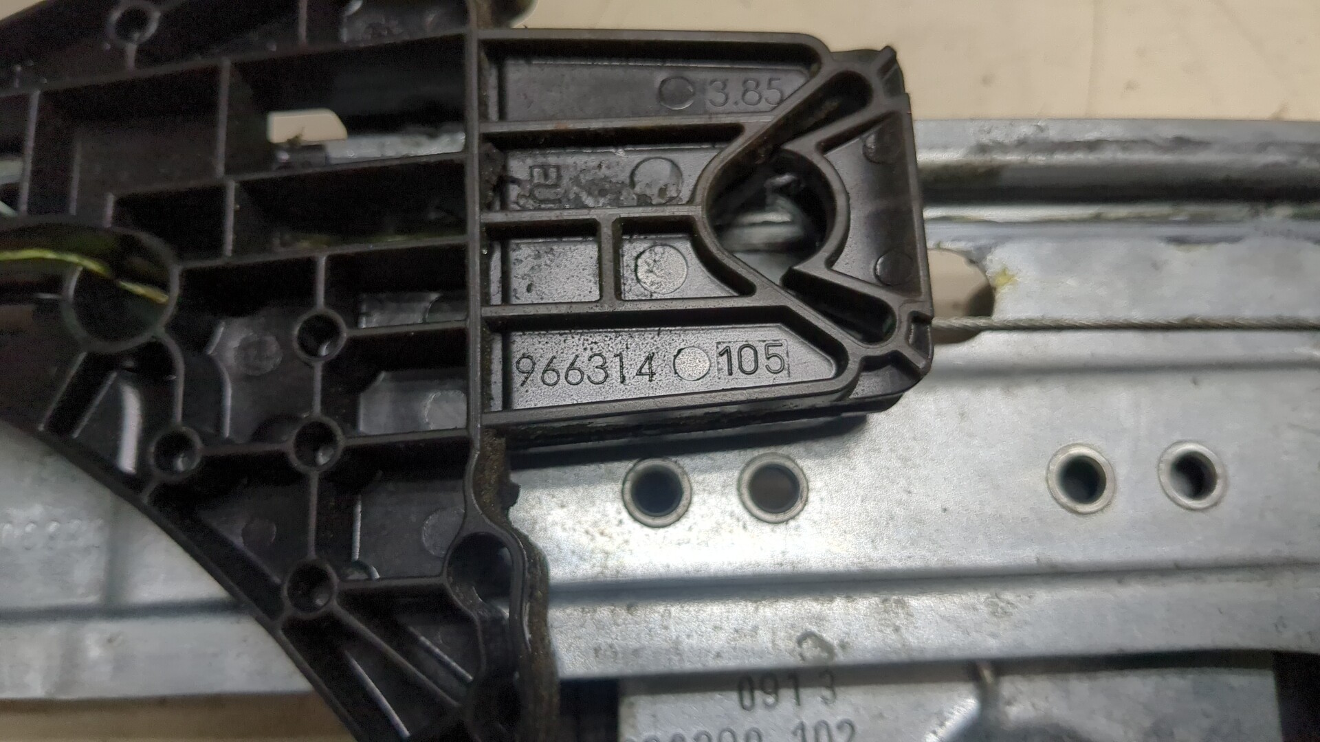 Стеклоподъемник электр. задний правый