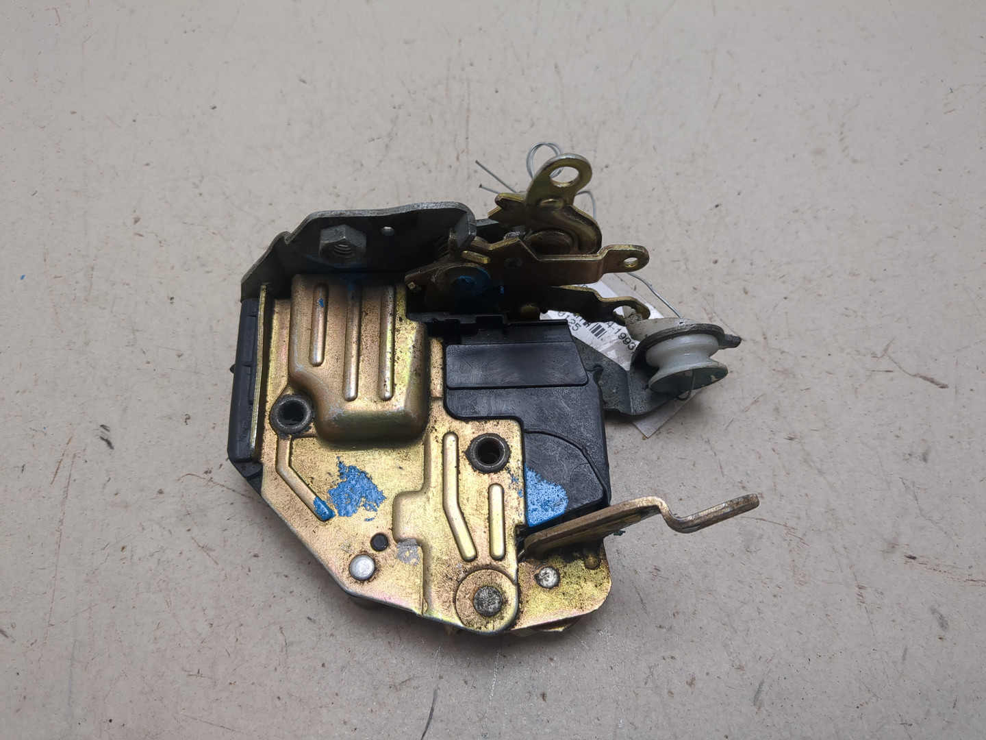 Замок двери передней левой