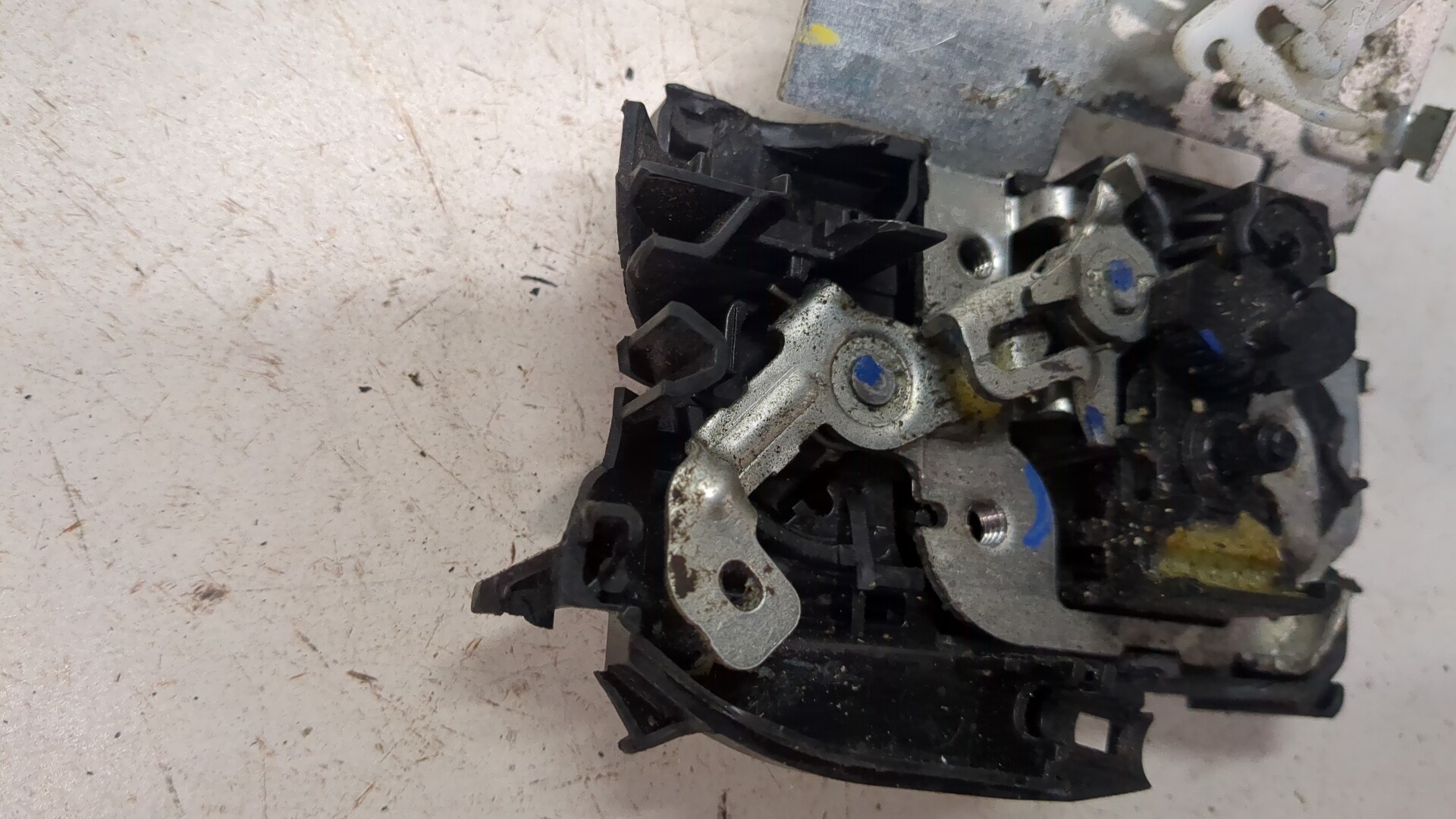 Замок двери задней левой