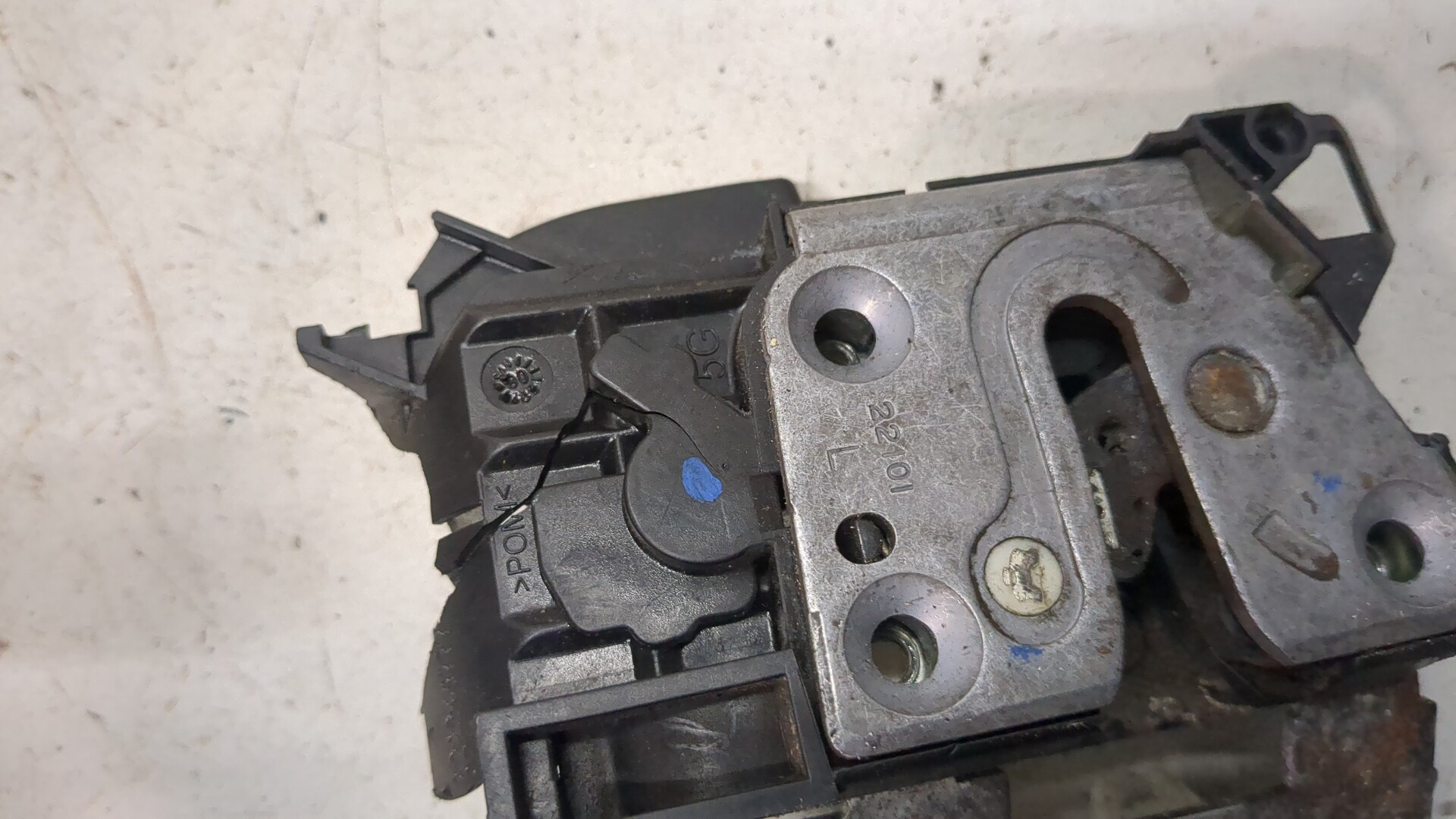 Замок двери задней левой