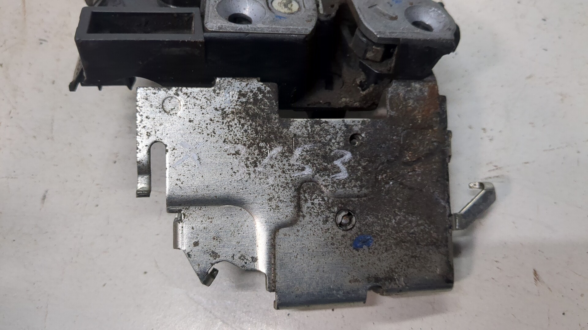 Замок двери задней левой