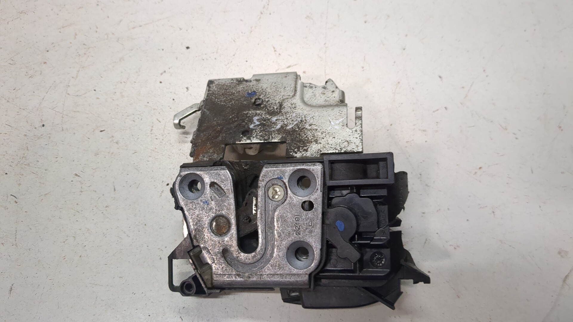 Замок двери задней левой