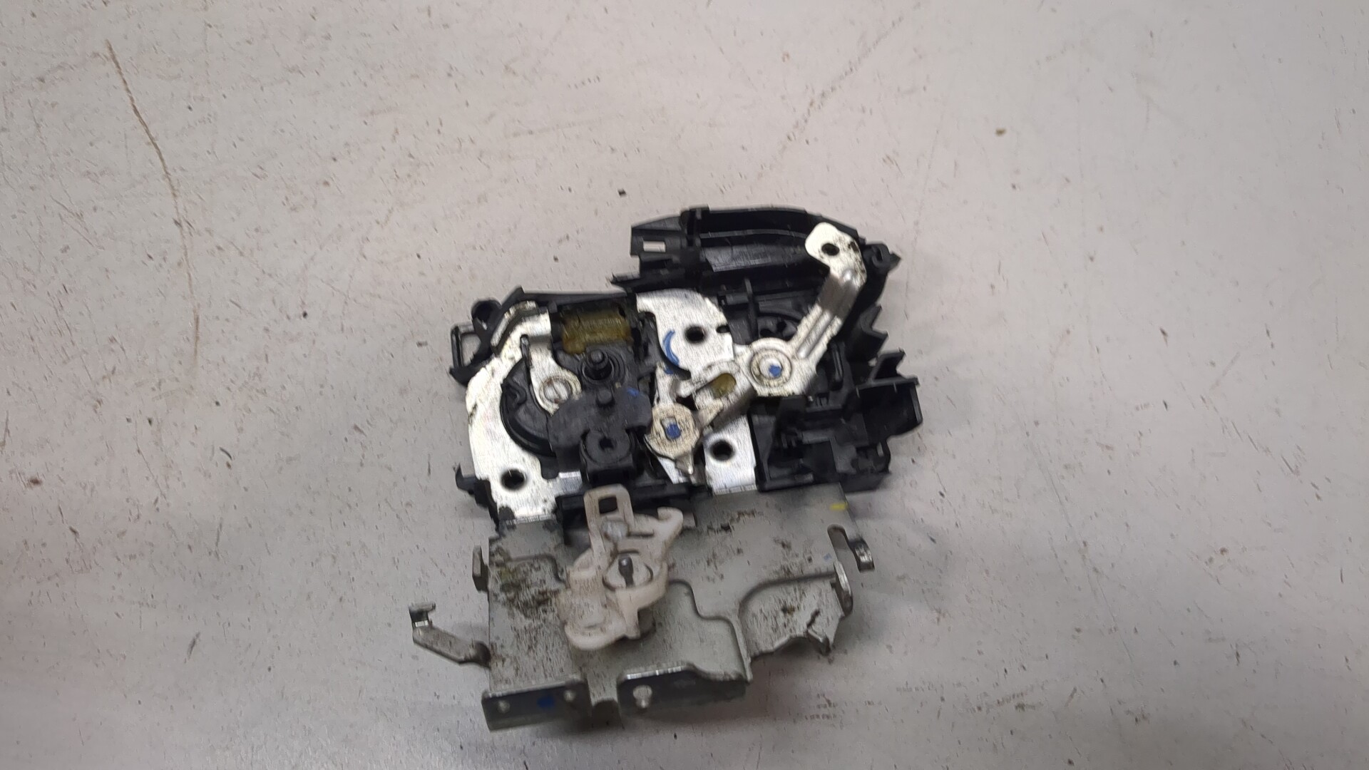 Замок двери задней левой