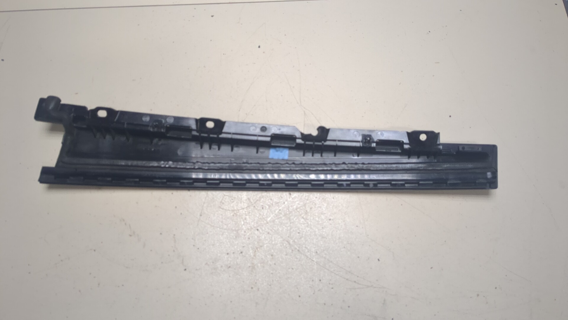 Накладка стекла заднего левого