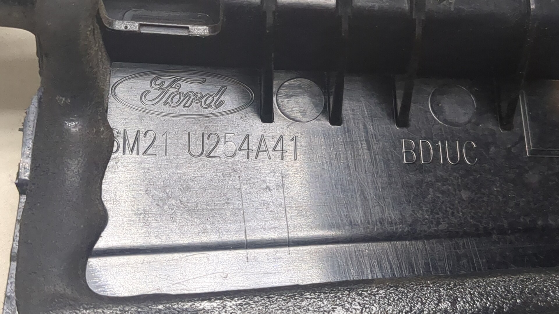 Накладка стекла заднего левого