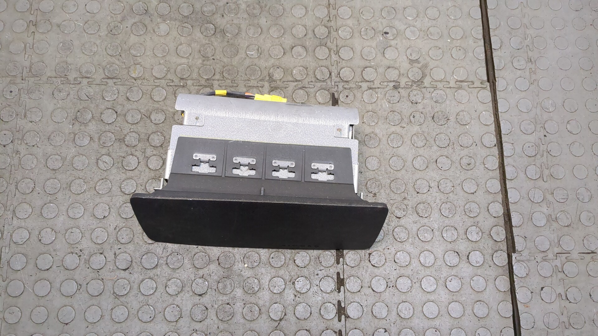 Подушка безопасности пассажирская (в торпедо)