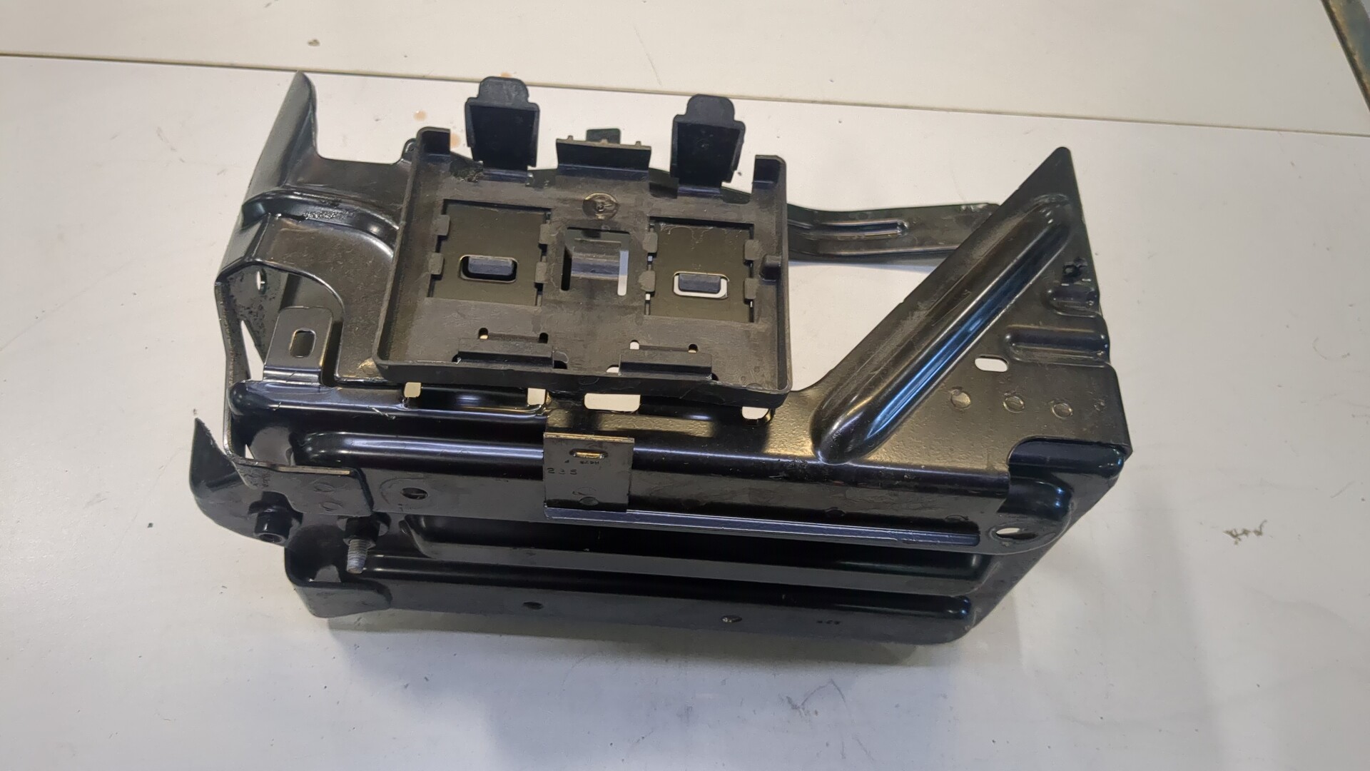 Площадка под аккумулятор (АКБ)