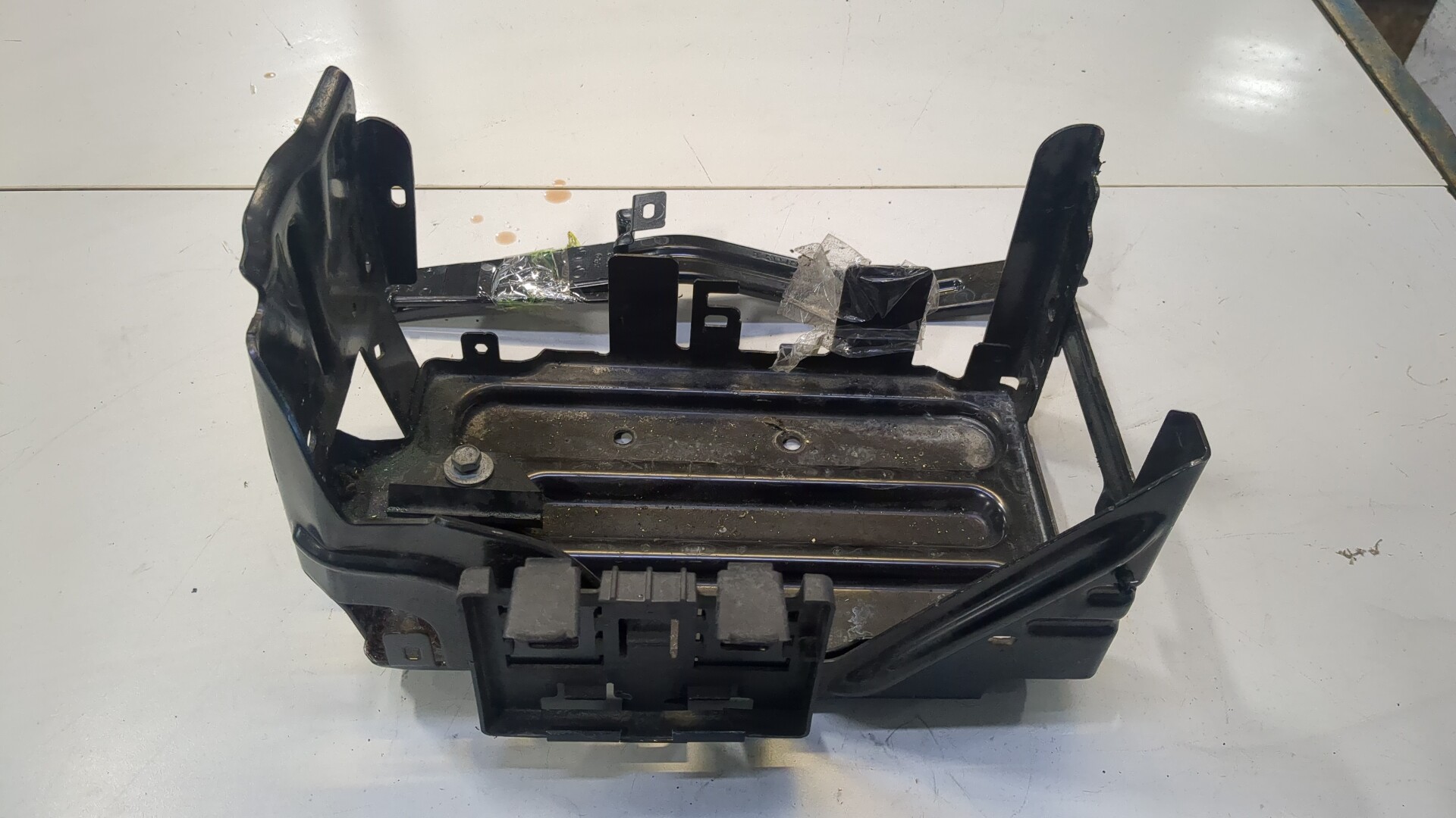 Площадка под аккумулятор (АКБ)