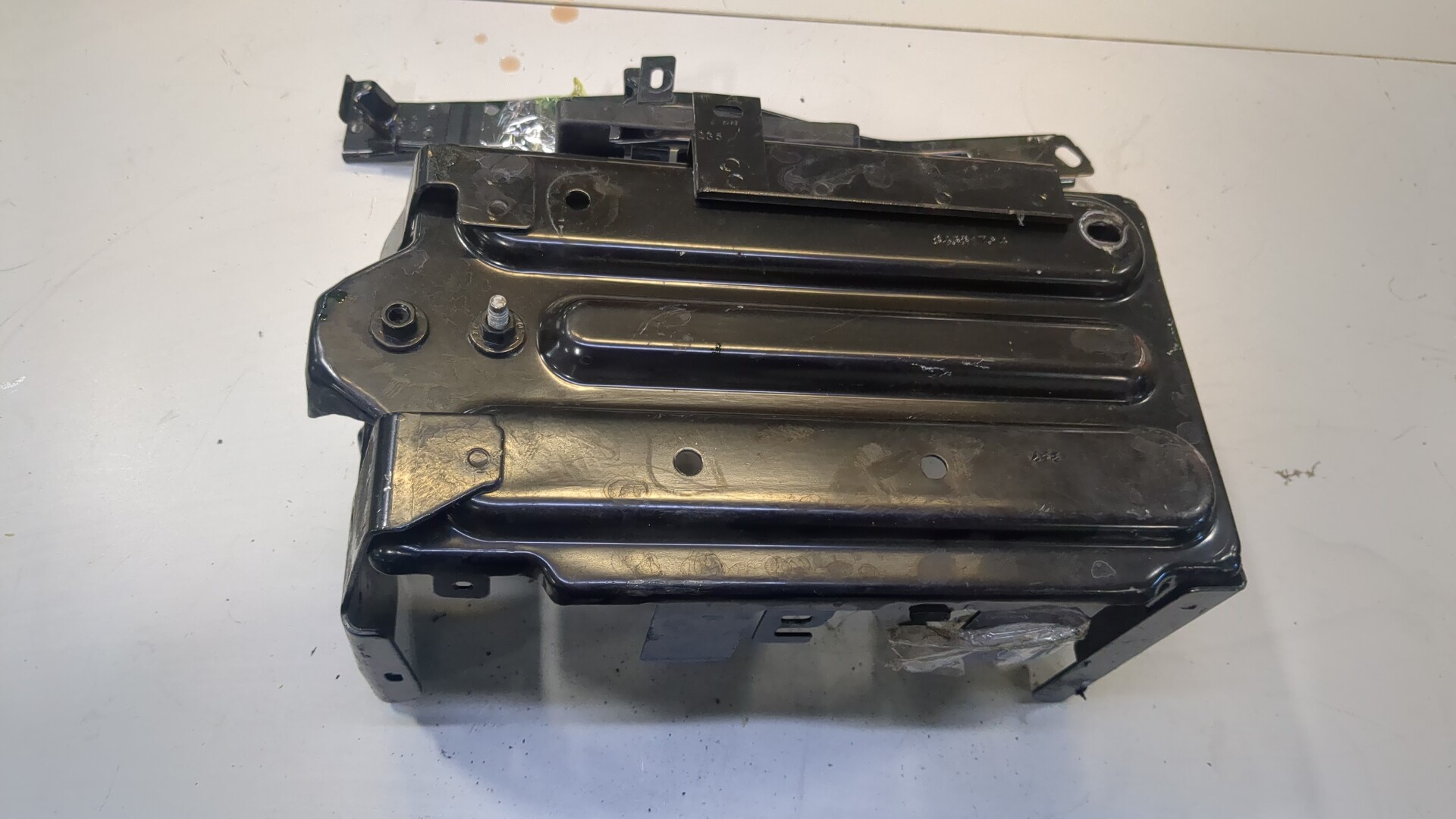 Площадка под аккумулятор (АКБ)