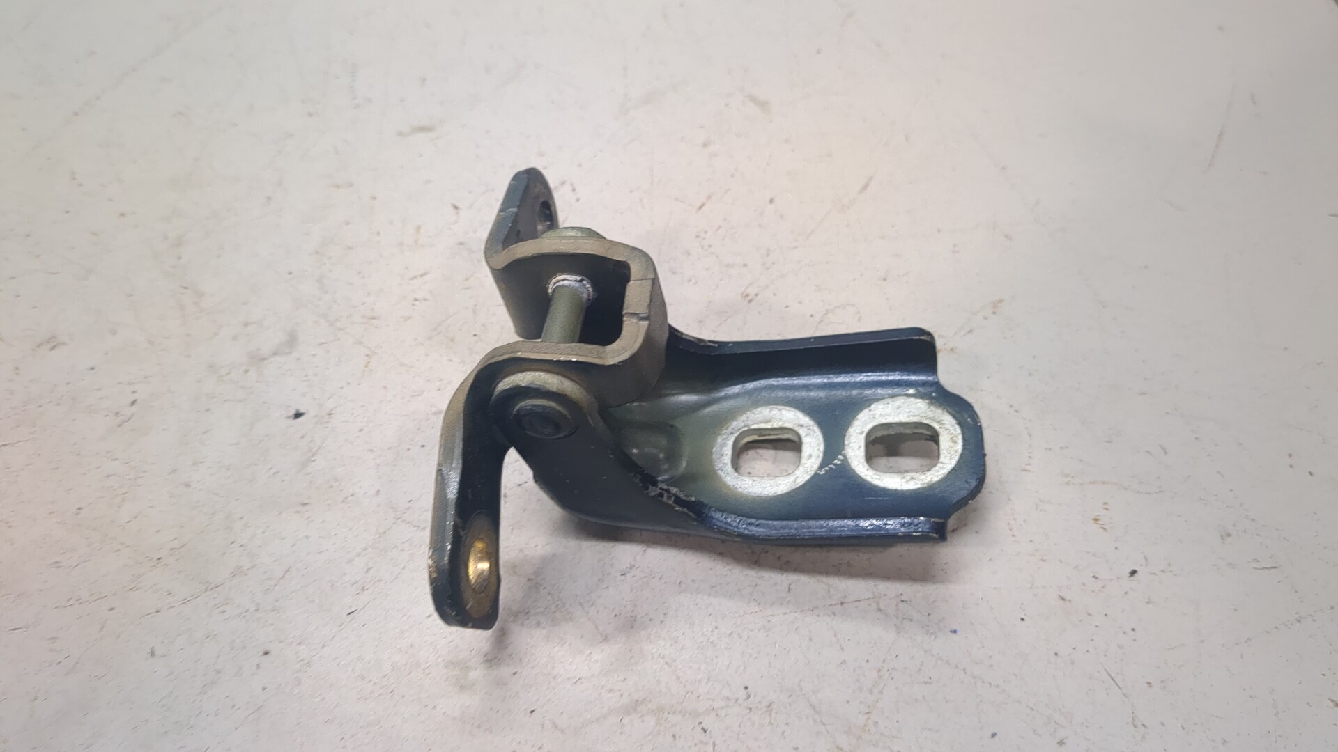 Петля двери