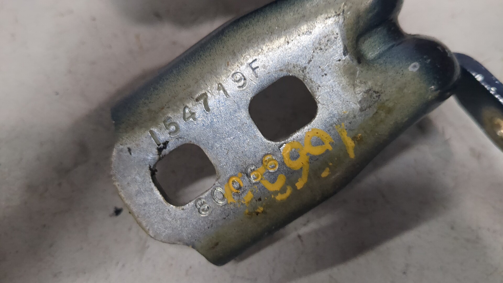 Петля двери