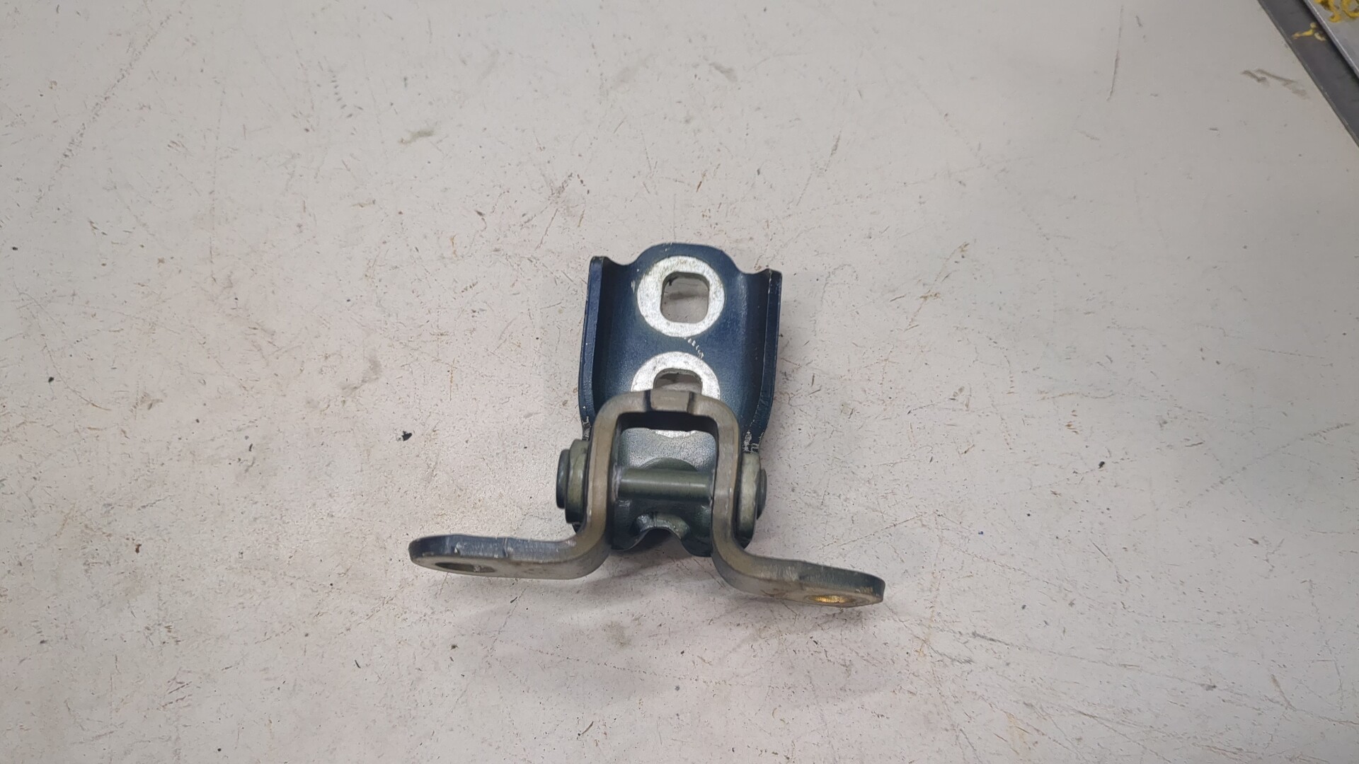 Петля двери