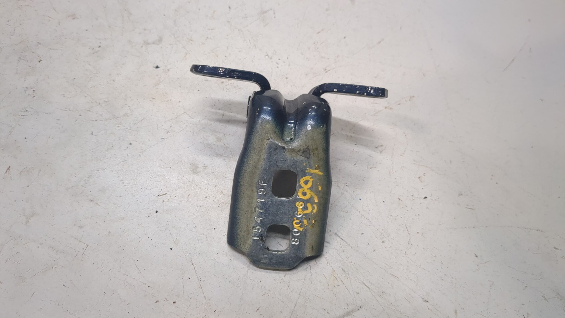 Петля двери