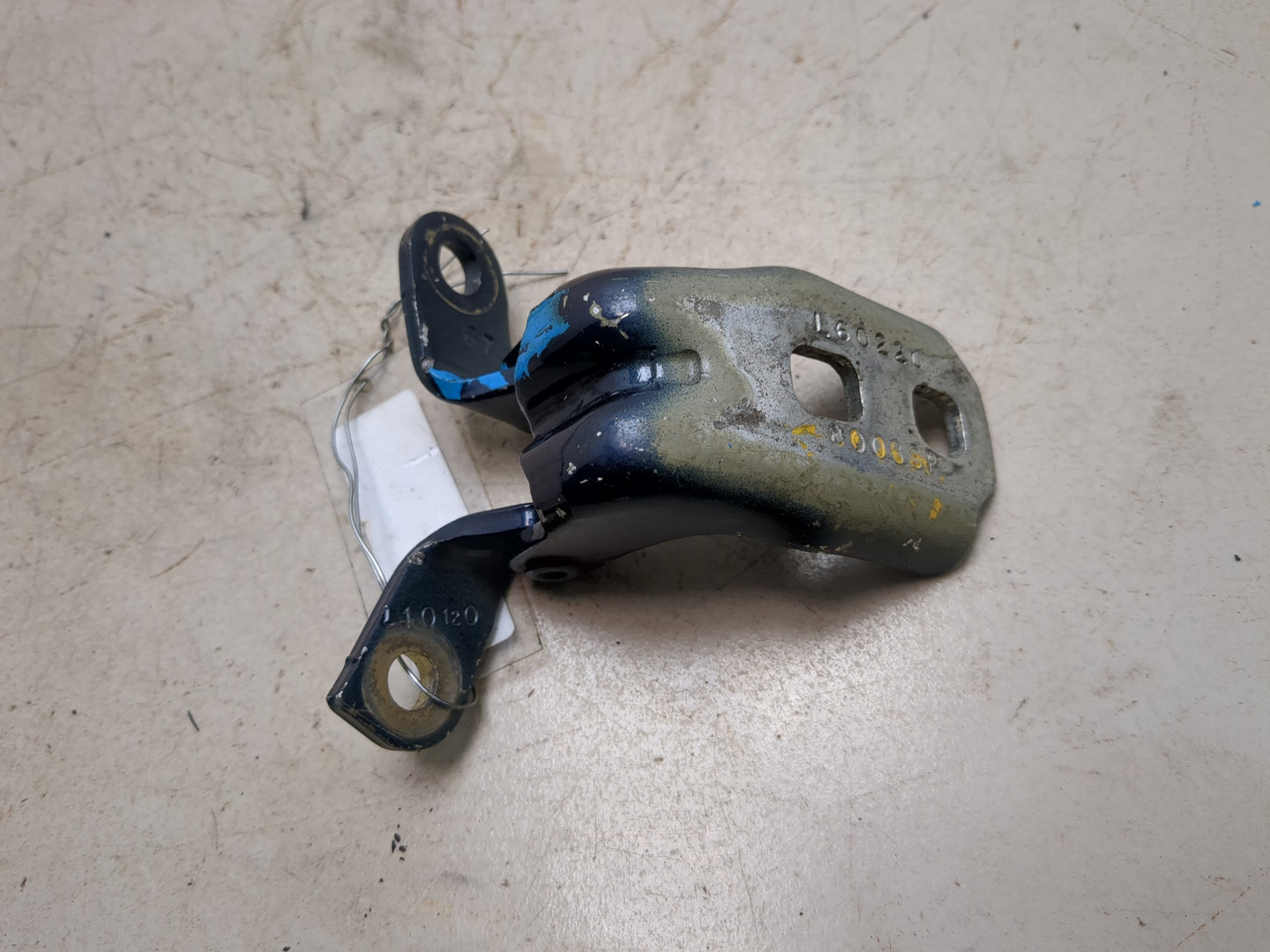 Петля двери