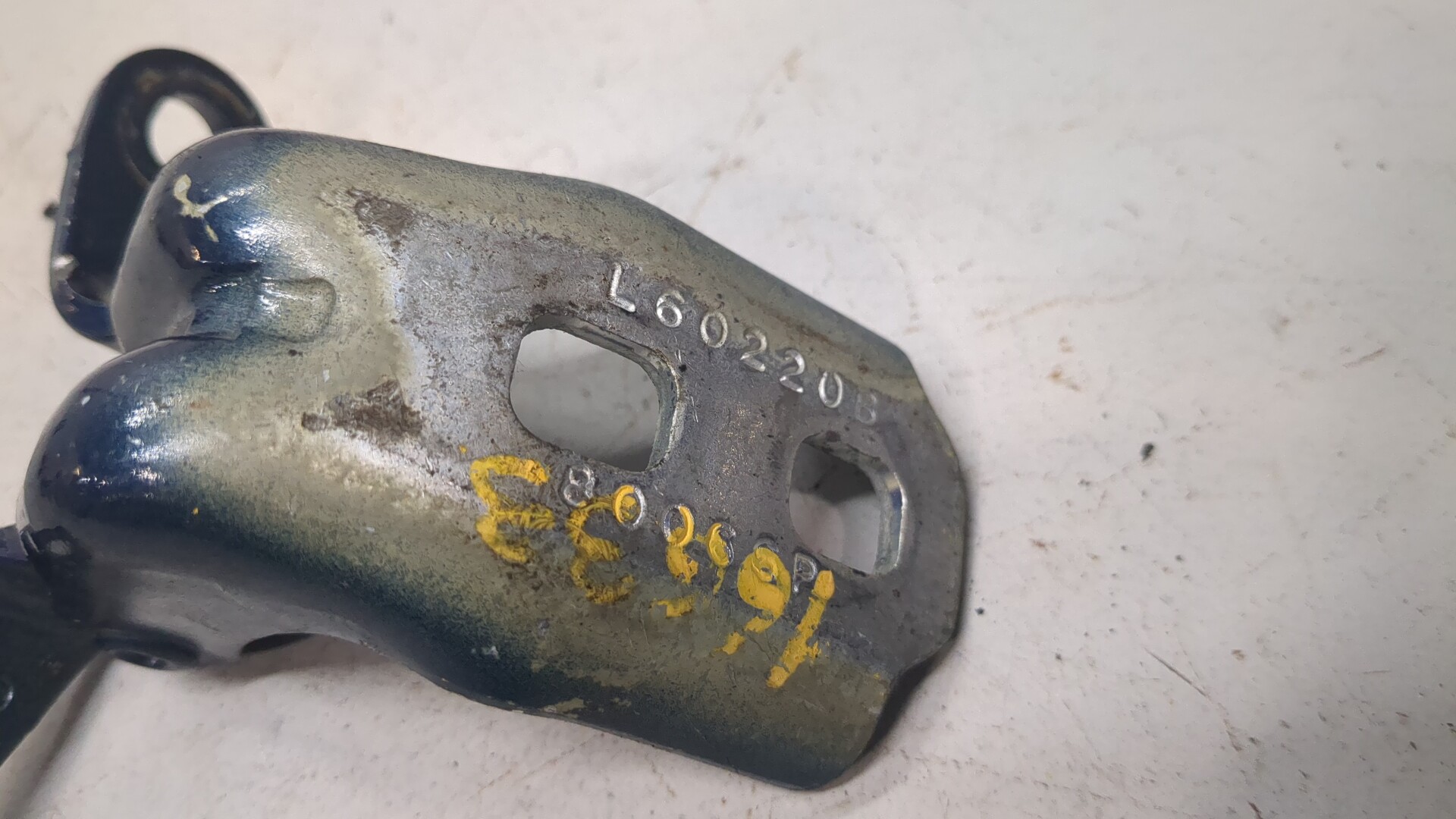 Петля двери