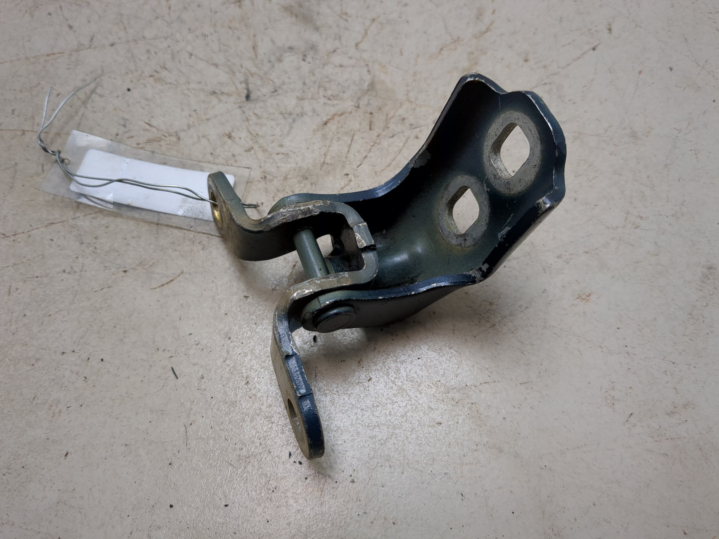 Петля двери