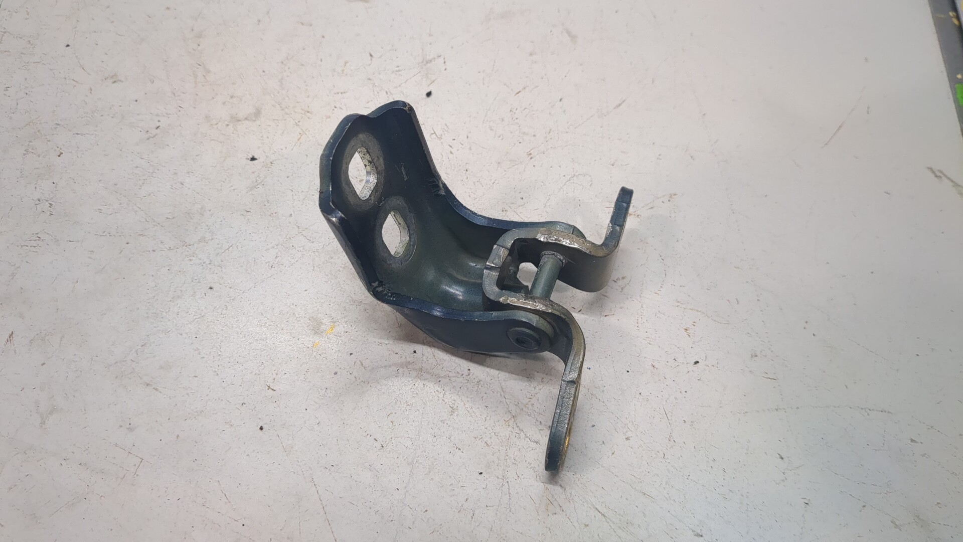 Петля двери