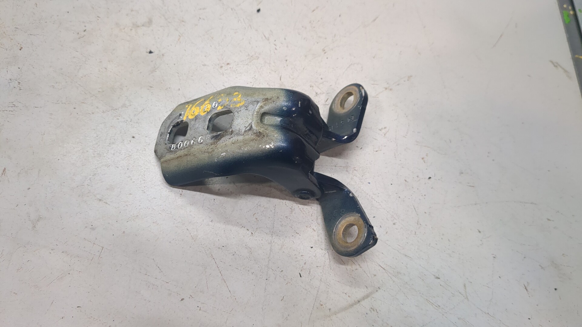 Петля двери