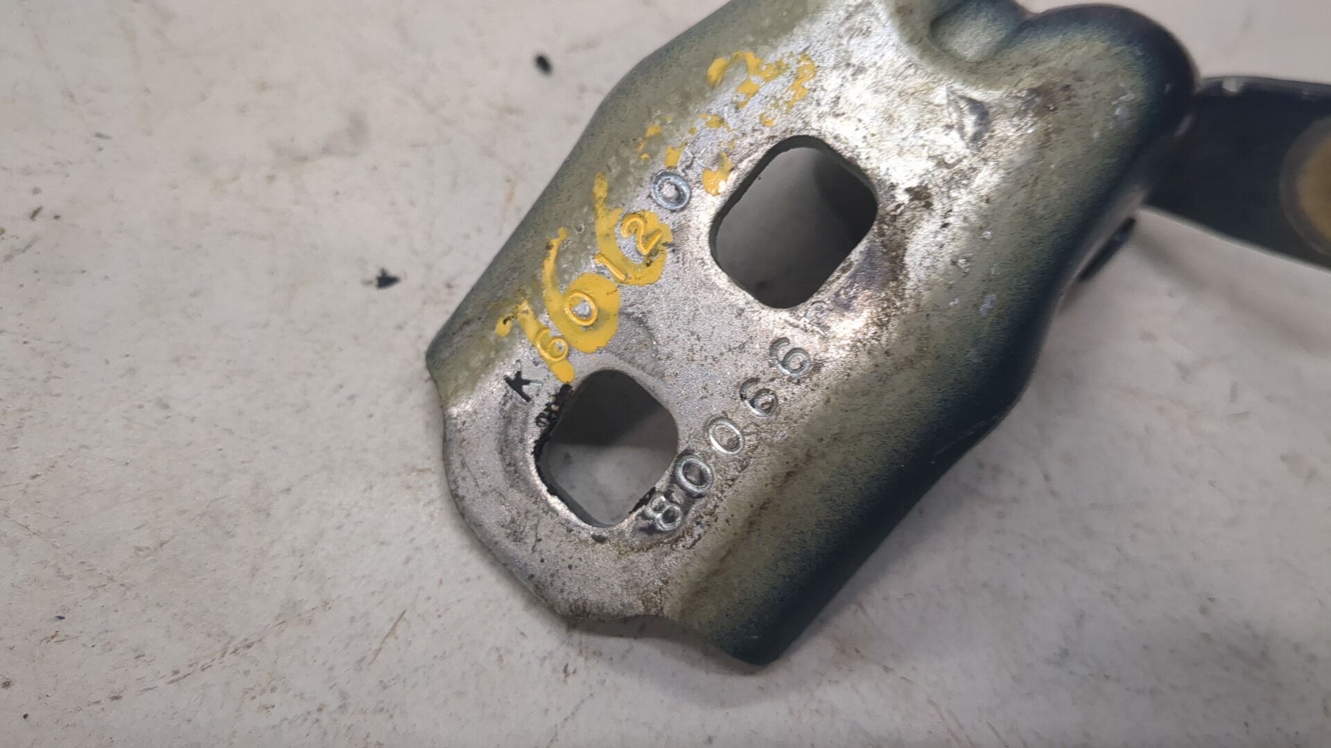 Петля двери