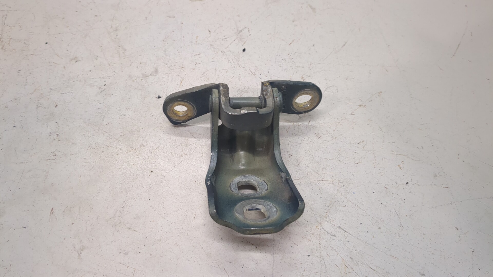 Петля двери