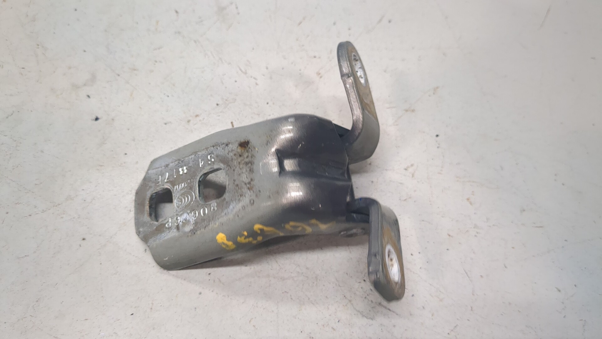 Петля двери